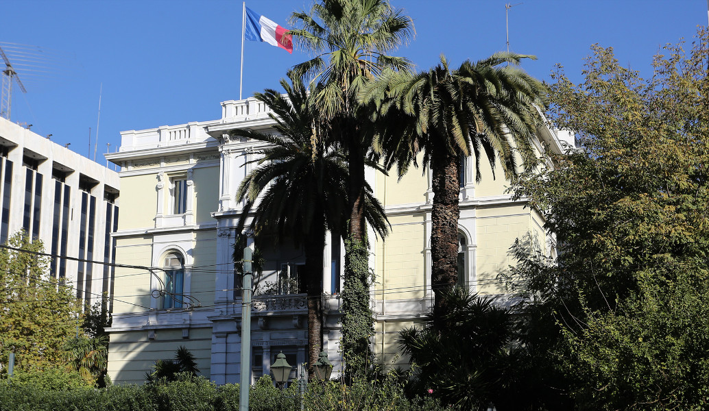 Λύνει τις “παρεξηγήσεις” με νέο email η γαλλική πρεσβεία