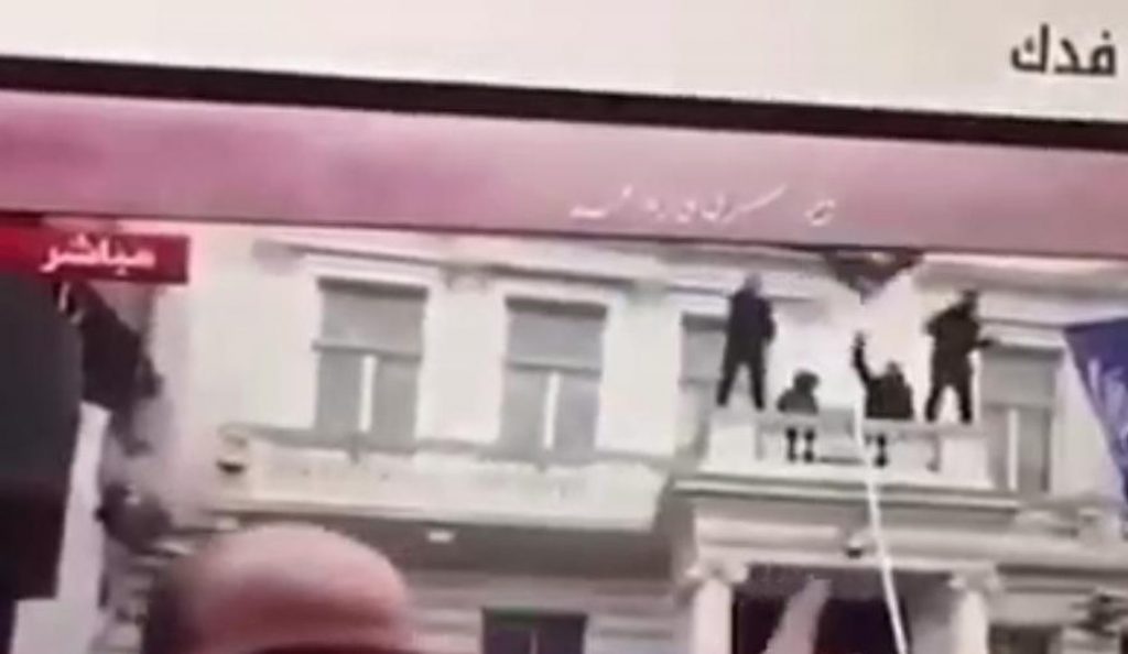 Λονδίνο: Κουκουλοφόροι εισέβαλαν στην πρεσβεία του Ιράν (pic)