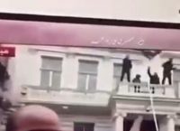 Λονδίνο: Κουκουλοφόροι εισέβαλαν στην πρεσβεία του Ιράν (pic)