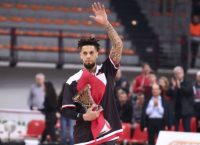 Φίλησε το σήμα του Ολυμπιακού ο Χάκετ! (vid-pic)