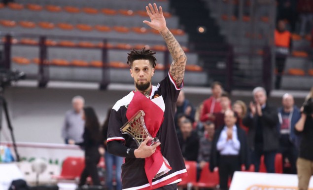 Φίλησε το σήμα του Ολυμπιακού ο Χάκετ! (vid-pic)