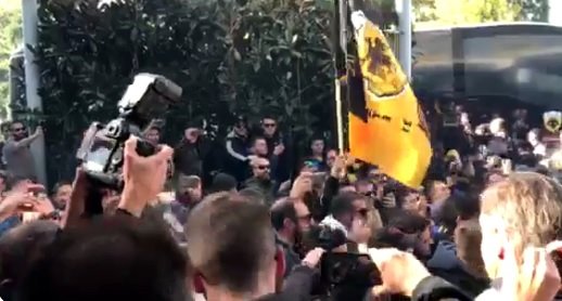 Αποθέωση για την αποστολή της ΑΕΚ (vid)