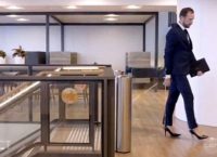 Αυστραλία: 30χρονος τραπεζίτης φοράει γόβες στο γραφείο γιατί «αισθάνεται ισχυρός» (vid)