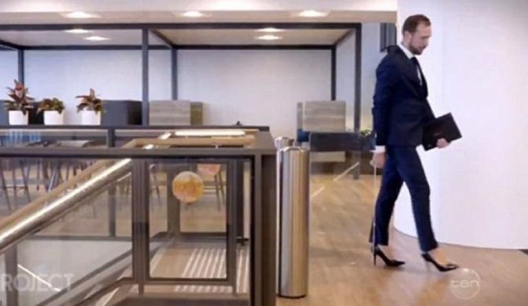 Αυστραλία: 30χρονος τραπεζίτης φοράει γόβες στο γραφείο γιατί «αισθάνεται ισχυρός» (vid)