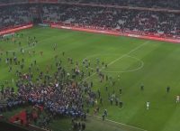 Μαζική εισβολή στο γήπεδο οπαδών της Λιλ (vid)