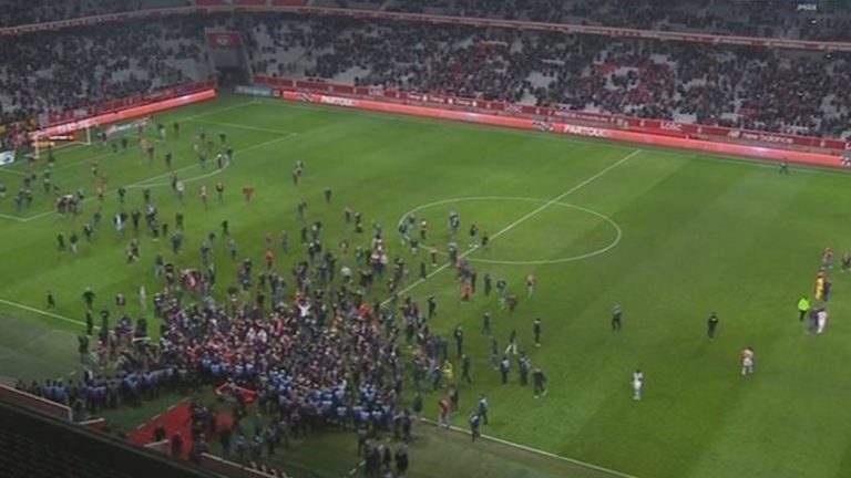 Μαζική εισβολή στο γήπεδο οπαδών της Λιλ (vid)