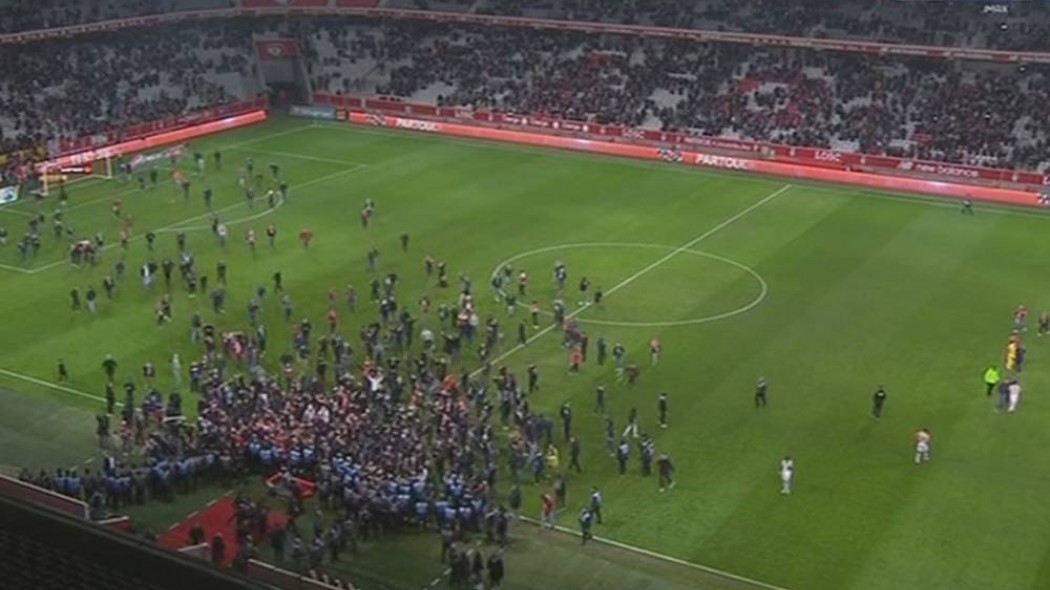 Μαζική εισβολή στο γήπεδο οπαδών της Λιλ (vid)