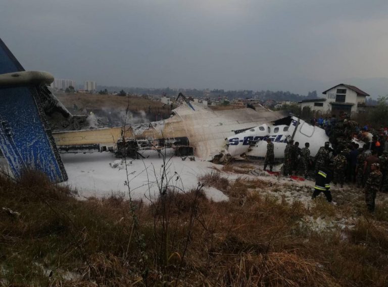 Συνετρίβη αεροσκάφος στο Κατμαντού (pics)