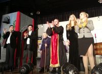 Βρεθήκαμε στην παράσταση «Χήρες και Μακαρίτες» του Γιώργου Μακρή