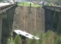 ΗΠΑ: Λεωφορείο με μαθητές έπεσε από γέφυρα (vid)