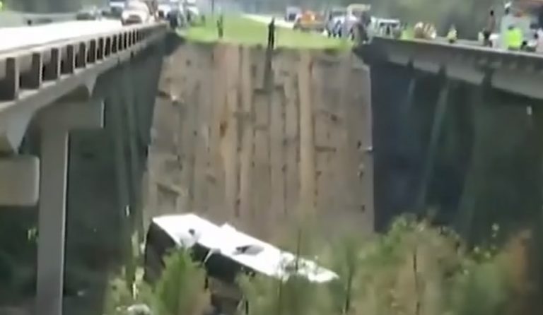 ΗΠΑ: Λεωφορείο με μαθητές έπεσε από γέφυρα (vid)