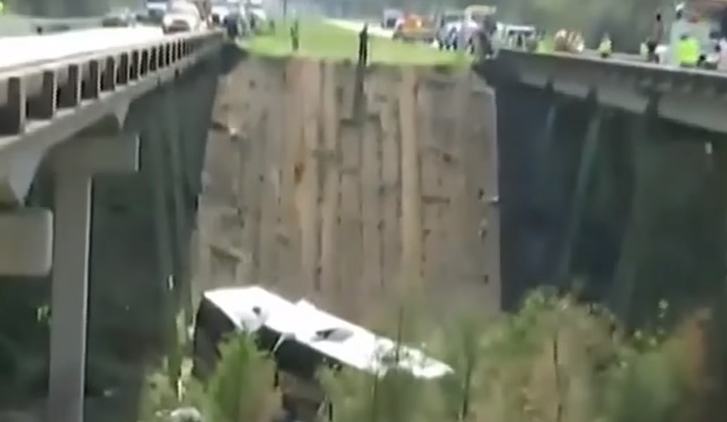 ΗΠΑ: Λεωφορείο με μαθητές έπεσε από γέφυρα (vid)