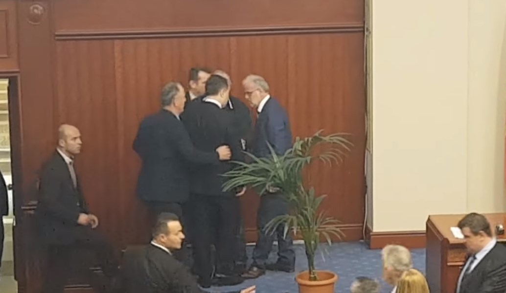 Επεισόδια στη Βουλή των Σκοπίων (vid)