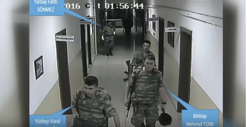 Βίντεο με τους 8 Τούρκους αξιωματικούς να κρατούν όπλα στο πραξικόπημα