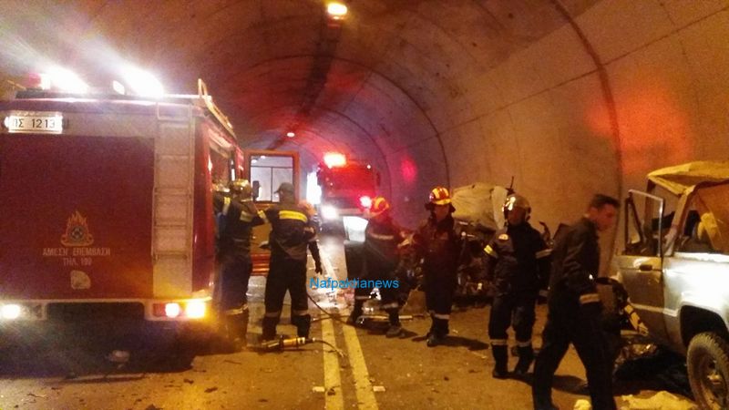 Ένας νεκρός και 4 τραυματίες από φρικτό τροχαίο στη Ναύπακτο (pics&vid)