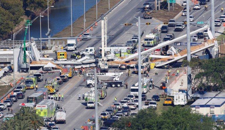 Φλόριντα: Καρέ καρέ η δραματική στιγμή της κατάρρευσης της πεζογέφυρας (vid)