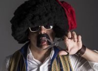 Ο τσολιάς της “Ελληνοφρένειας” μιλάει στο stage.pagenews.gr