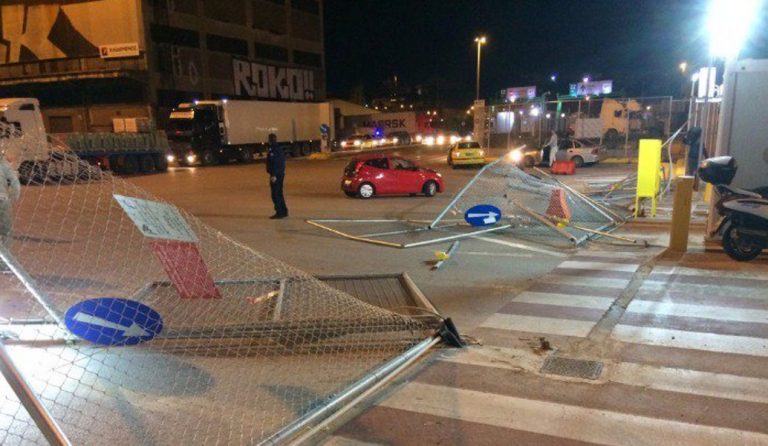 Μέλη του ΠΑΜΕ έριξαν περίφραξη στο λιμάνι του Πειραιά
