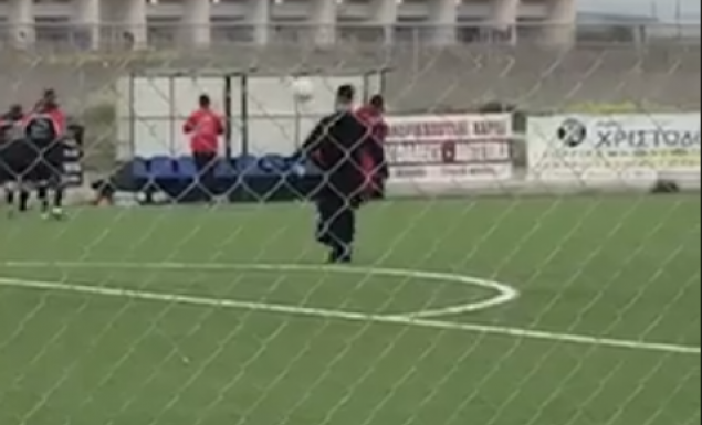 Παπάς κάνει μαγικά με τη μπάλα! (vid)
