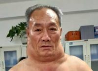 Έπινε τουλάχιστον 1 λίτρο κρασί την ημέρα επί 30 χρόνια και έγινε σαν τον Χουλκ! (pics, vid)