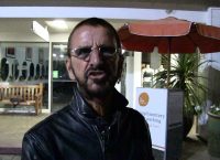 Ο 77χρονος Ρίνγκο Σταρ των Beatles ιππότης στo Μπάκιγχαμ