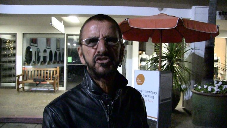 Ο 77χρονος Ρίνγκο Σταρ των Beatles ιππότης στo Μπάκιγχαμ