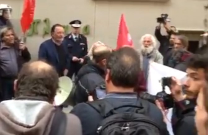 Πλειστηριασμοί: Ένταση και χημικά έξω από συμβολαιογραφείο στο Κολωνάκι (pic)
