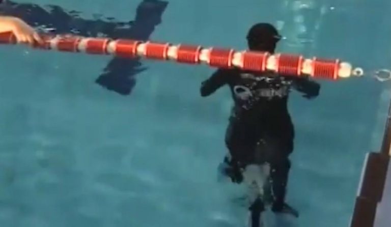 Viral: Έκανε ποδήλατο μέσα σε πισίνα (vid)