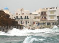 Πάρος: Κύματα “καταπίνουν” τις παραλίες (pics & vid)