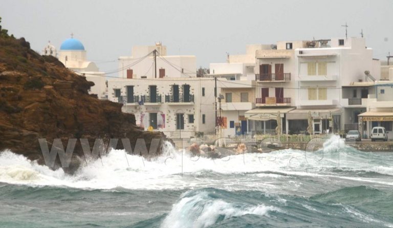 Πάρος: Κύματα “καταπίνουν” τις παραλίες (pics & vid)