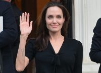 Αντζελίνα Τζολί: Ζηλεύει την Αμάλ Κλούνεϊ