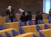 Εικόνες που σοκάρουν: Απόπειρα αυτοκτονίας στο ολλανδικό κοινοβούλιο (vid)