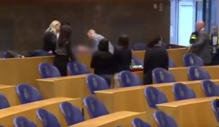 Εικόνες που σοκάρουν: Απόπειρα αυτοκτονίας στο ολλανδικό κοινοβούλιο (vid)