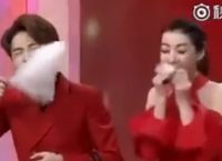 Viral video: Κλαίει το Twitter – Κινέζα καταβροχθίζει μαλλί της γριάς