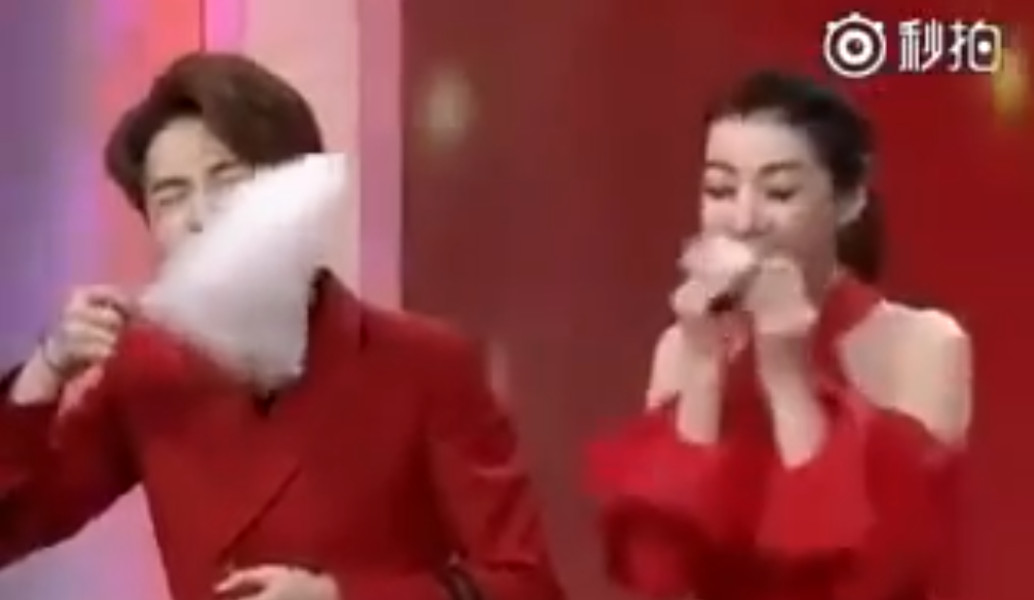 Viral video: Κλαίει το Twitter – Κινέζα καταβροχθίζει μαλλί της γριάς