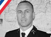 Γαλλία: Υπέκυψε στα τραύματά του ο αστυνομικός που πήρε τη θέση των ομήρων