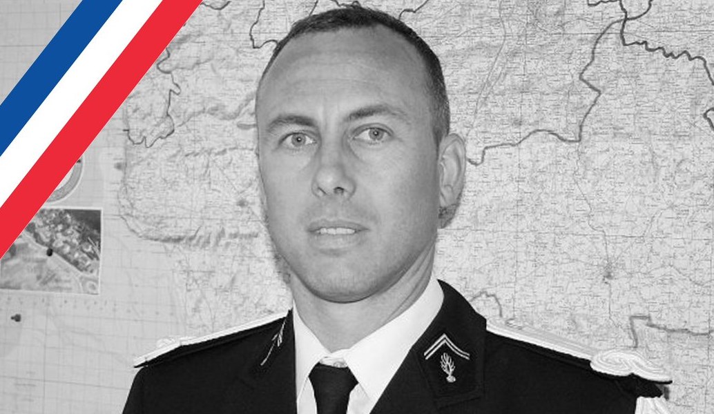 Γαλλία: Υπέκυψε στα τραύματά του ο αστυνομικός που πήρε τη θέση των ομήρων