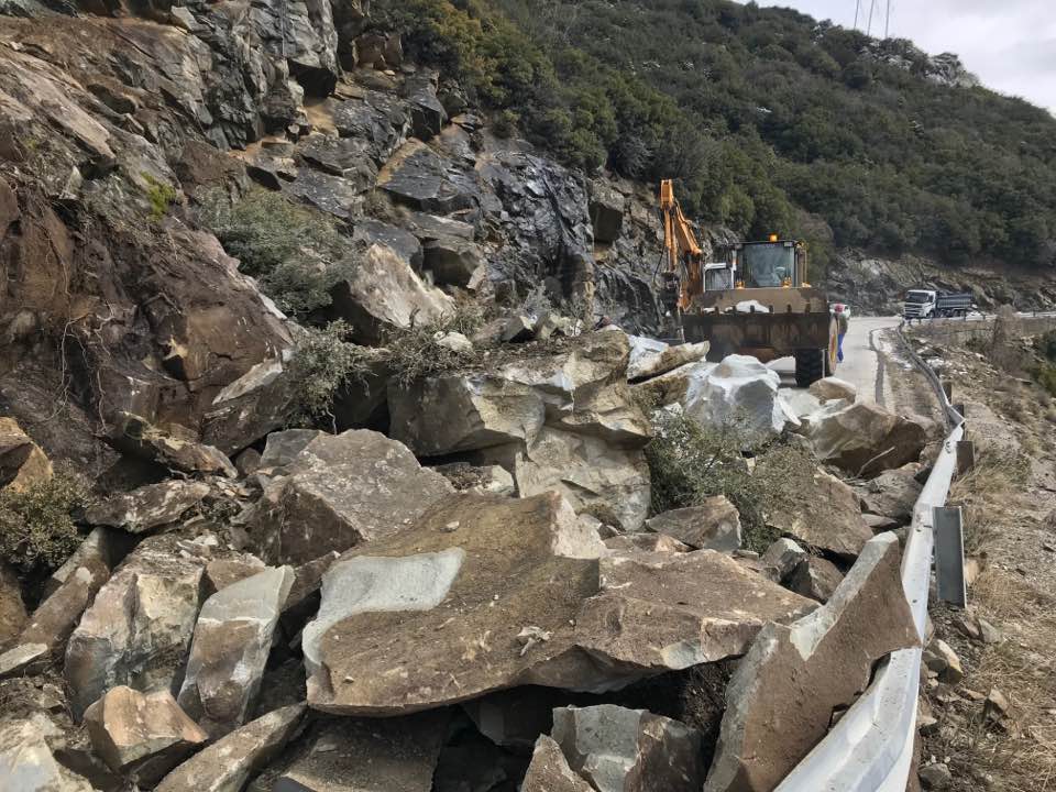 Μεγάλη κατολίσθηση στην Ιωαννίνων-Μετσόβου – Τεράστια βράχια στο δρόμο (pics)