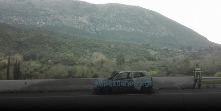 Αυτοκίνητο λαμπάδιασε εν κινήσει στην Ιονία Οδό (vid)