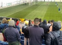 Αφιερωμένο εξαιρετικά στο κιτρινόμαυρο πέταλο της θύρας 4!