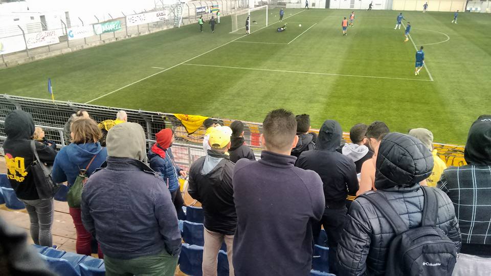 Αφιερωμένο εξαιρετικά στο κιτρινόμαυρο πέταλο της θύρας 4!