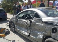Φορτηγό – γερανός «θέρισε» 9 σταθμευμένα οχήματα στη Ρόδο (pics&vid)
