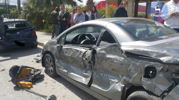 Φορτηγό – γερανός «θέρισε» 9 σταθμευμένα οχήματα στη Ρόδο (pics&vid)