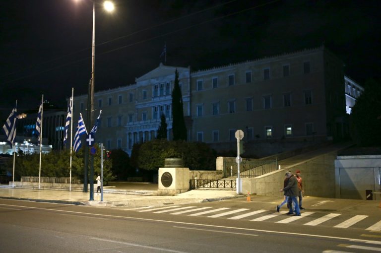 Ώρα της Γης: Έσβησαν τα φώτα στη Βουλή (pics)