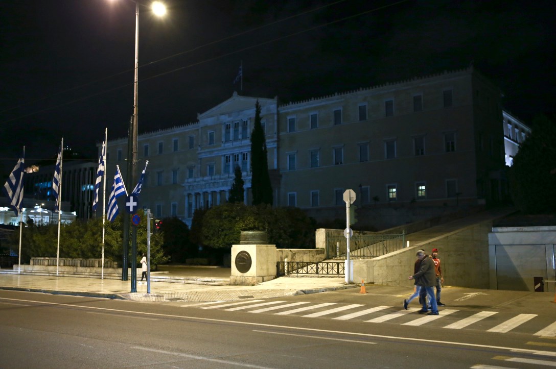 Ώρα της Γης: Έσβησαν τα φώτα στη Βουλή (pics)