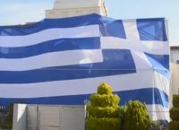 25η Μαρτίου: Έντυσε όλο του το σπίτι με μία τεράστια ελληνική σημαία (vid)