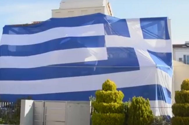 25η Μαρτίου: Έντυσε όλο του το σπίτι με μία τεράστια ελληνική σημαία (vid)