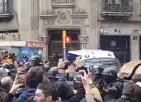 Σοβαρά επεισόδια στη Βαρκελώνη μετά τη σύλληψη του Πουτζντεμόν (vids)
