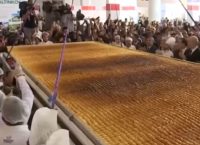 Ένας μπακλαβάς για… ρεκόρ Γκίνες (vid)