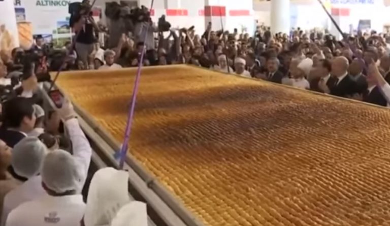 Ένας μπακλαβάς για… ρεκόρ Γκίνες (vid)